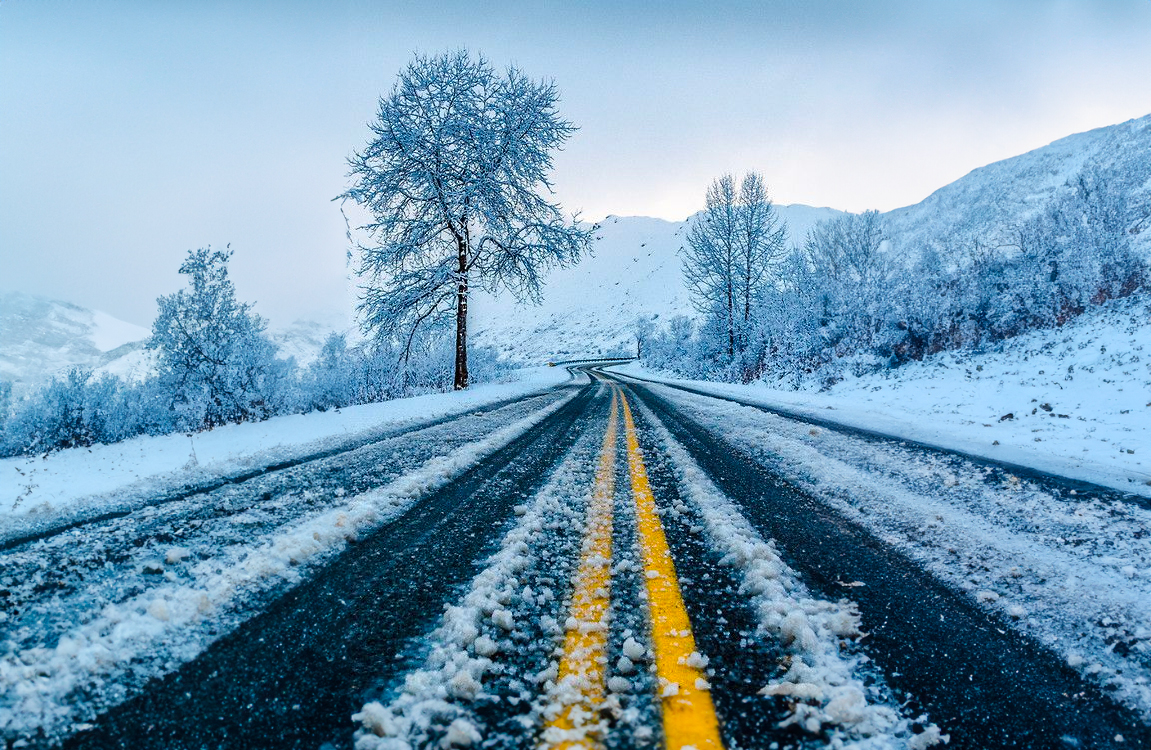 Snow and Ice Cancel Hundreds of Flights Across U.S.